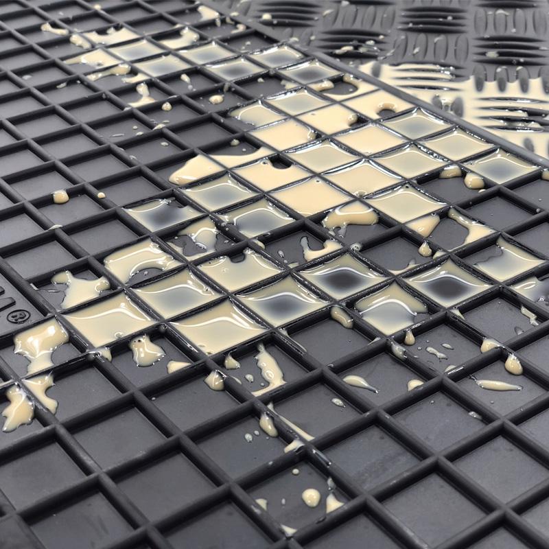 ALTO BORDE DE PROTECCIÓN DE APROXIMADAMENTE 1 CM